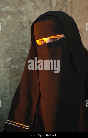 L'Egypte, Louxor. Les femmes portant le hijab ou la burqa le temple de Louxor. Banque D'Images
