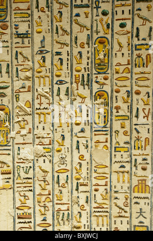 Égypte, Louxor. Hiéroglyphes égyptiens au tombeau de la vallée de toutankhamun des rois de Louxor. Banque D'Images