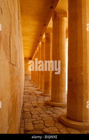 L'Égypte. Le Temple de Deir El-Bahri Banque D'Images