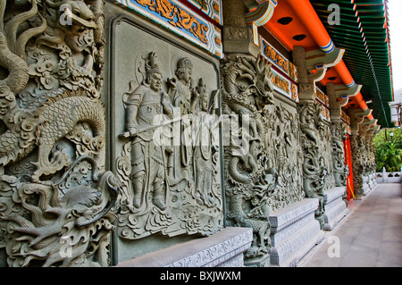 Reliefs en pierre sculptée au monastère Po Lin à Ngong Ping l'île de Lantau à Hong Kong Chine Banque D'Images