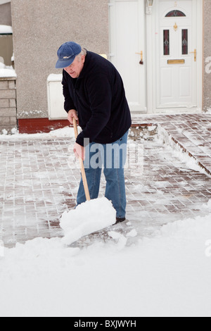 Loin de pelleter la neige en face de la maison. Montrose Ecosse Banque D'Images