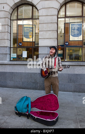 Jeu de guitare   mendiant Musicien de rue musicien ambulant en dehors de banque dans le centre-ville de Nottingham, Royaume-Uni Banque D'Images