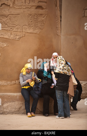 L'Égypte. Les femmes portant le hijab, Temple de Karnak. Banque D'Images