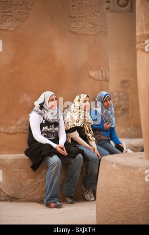 L'Égypte. Les femmes portant le hijab, Temple de Karnak. Banque D'Images