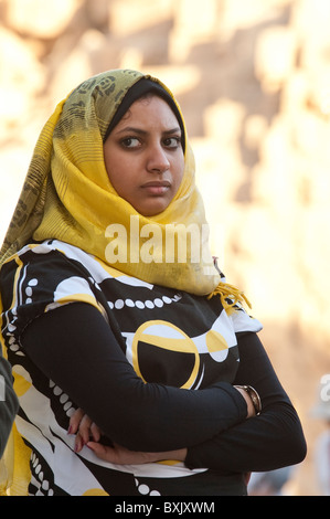 L'Égypte. Femme portant le hijab, Temple de Karnak. Banque D'Images