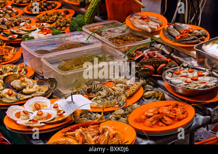 Les plaques d'aliments bizarres unique sur l'affichage à l'ourdoor restaurant au centre-ville de Hong Kong, Chine Banque D'Images