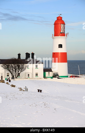 Souter phare, Whitburn, avec de la neige au sol. Angleterre, Royaume-Uni. Banque D'Images