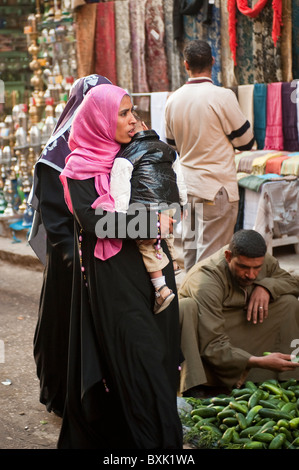 L'Egypte, Louxor. Woman wearing hijab en El Souk. Banque D'Images