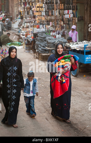 L'Egypte, Louxor. Woman wearing hijab en El Souk. Banque D'Images