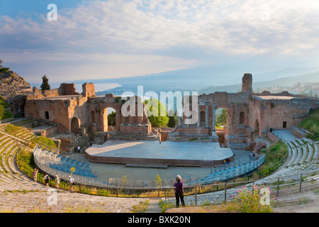 Le théâtre grec, Taormina, Sicile, Italie Banque D'Images