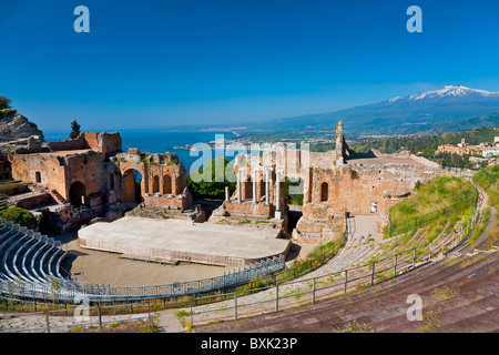 Le théâtre grec et l'Etna, Taormina, Sicile, Italie Banque D'Images