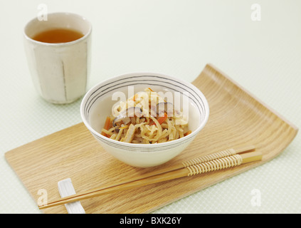 Séché et râpé radis daikon mitonnées dans une sauce au soja Banque D'Images