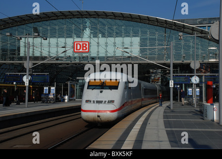 Train à grande vitesse ICE Berlin Lehrter Bahnhof Banque D'Images