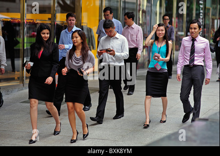 Les jeunes gens d'affaires d'entreprise professionnel singapourien Raffles Place Singapore Banque D'Images