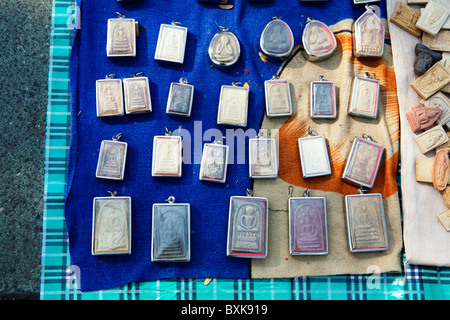 Amulettes de Bouddha à vendre (à louer en tant qu'il est déplacé de parler de la vente ou l'achat d'eux) sur un trottoir à Bangkok Banque D'Images