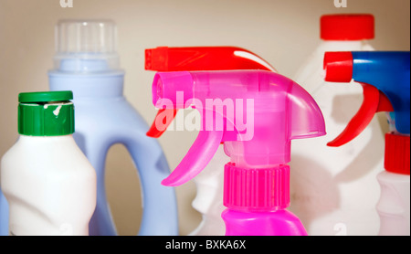 De nombreux produits de nettoyage générique dans différentes bouteilles colorées Banque D'Images