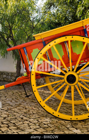 L'Algarve, peint de couleurs vives, Mule Panier Banque D'Images