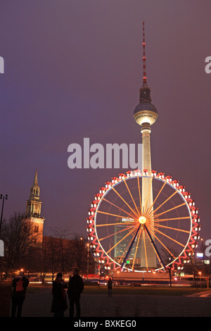 Allemagne, Berlin, Alexanderplatz, Marché de Noël, Fernsehturm (tour de télévision) Banque D'Images