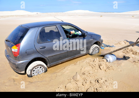 Voiture coincé dans le sable mouvant d'être secouru, Parque Nacional da Lagoa do Peixe, Mostardas, Rio Grande do Sul, Brésil Banque D'Images