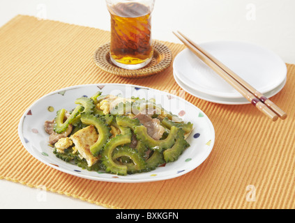 Goya chanpuru, sauté de tofu et légumes Banque D'Images