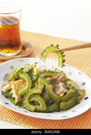 Goya chanpuru, sauté de tofu et légumes Banque D'Images