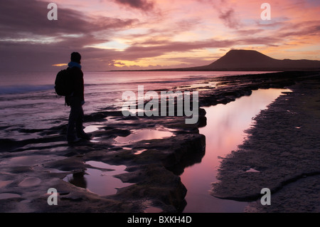 La Graciosa Island, Female Hiker au coucher du soleil Banque D'Images