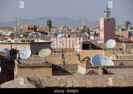 La vue sur les toits depuis les remparts dans les ruines du Palais Badi, Marrakech Banque D'Images