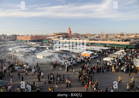 Aperçu général de la place Djemaa el-Fna occupé lieu de rencontre avec la nourriture-cale vu du Glacier Cafe Terrasse de toit Banque D'Images