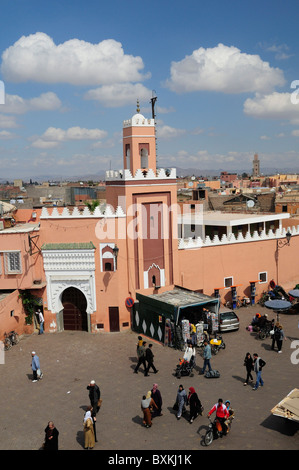 Djemaa el-Fna rue avec Koutoubia vue depuis le glacier Cafe toit-terrasse à Marrakech Banque D'Images