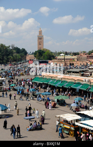 Vue sur Place Djemaa el-Fna avec vue éloignée sur Koutoubia à Marrakech Banque D'Images