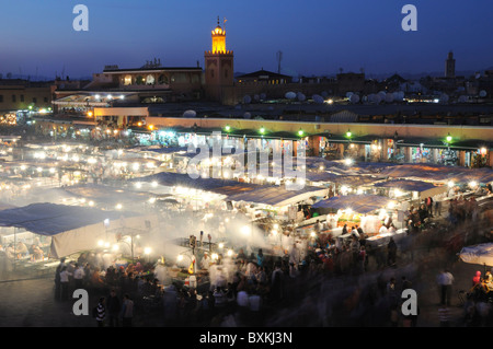 Aperçu général de la place Djemaa el-Fna occupé lieu de rencontre avec la nourriture-cale au soir Banque D'Images