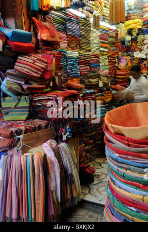 Blocage de soie avec des sacs, foulards et poufs à vendre à z kissarias (couverte) souk, Souk El Kebir à Marrakech Banque D'Images
