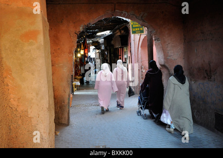 Scène de rue sur la rue Riad Zitoun El Kedim, au sud de la place Djemaa el-Fna à Marrakech Banque D'Images