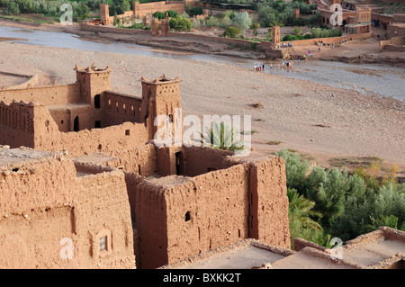 Vue du dessus à la Kasbah sur kasbah avec les personnes qui traversent la rivière Asif Mellah, Ait Benhaddou Banque D'Images