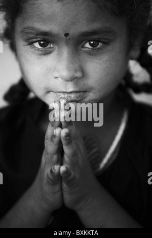 Indian girl doing a namaste Inde du sud de l'Andhra Pradesh Banque D'Images