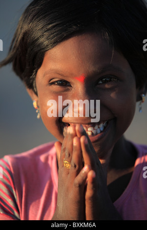 Indian girl doing a namaste Inde du sud de l'Andhra Pradesh Banque D'Images