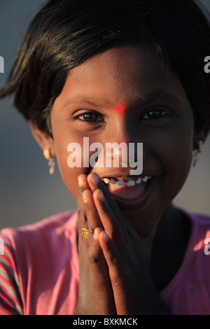 Indian girl doing a namaste Inde du sud de l'Andhra Pradesh Banque D'Images