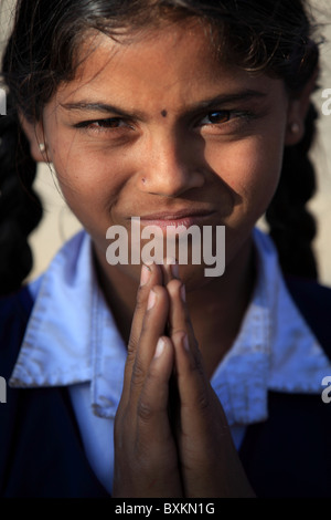 Indian girl doing a namaste Inde du sud de l'Andhra Pradesh Banque D'Images