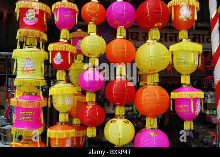 Lampes traditionnelles en vente, à l'occasion de Diwali à Satara. Banque D'Images