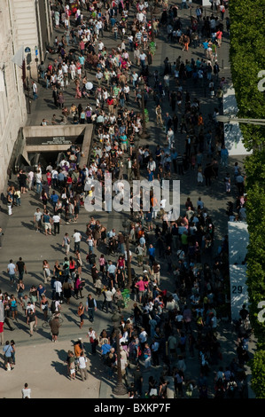 Paris, champs Elysées, France, vue d'ensemble, les gens aériens marchant une foule grande scène sur la rue, regardant vers le bas, les foules urbaines Banque D'Images