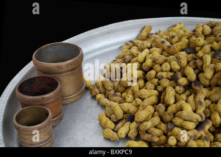 Arachides bouillies à vendre dans le marché , Satara. Les mesures traditionnelles sont également vus le long de avec. Banque D'Images