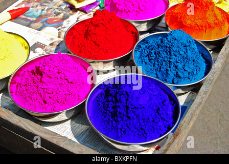 Couleurs pour la vente dans le marché. Ils sont utilisés pour remplir les conceptions traditionnelles rangavali. Banque D'Images