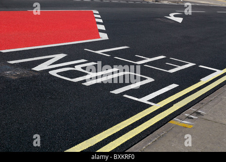 Le marquage routier et d'asphalte de couleur lane bus Ipswich Royaume Uni Banque D'Images