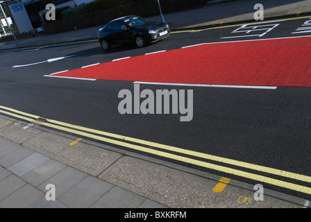 Le marquage routier et d'asphalte de couleur lane bus Ipswich Royaume Uni Banque D'Images
