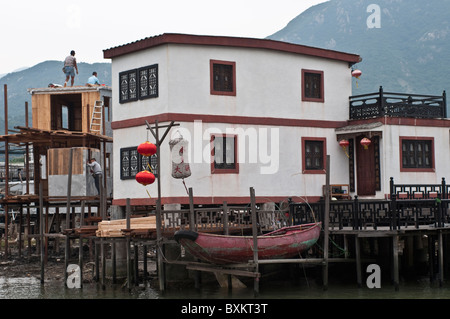 Nouvelle maison sur pilotis, Tai O village, Lantau Island, Hong Kong, Chine Banque D'Images