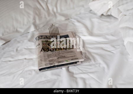 China Daily Journal dans un bon matin sac en plastique dans une chambre d'hôtel, Hong Kong Banque D'Images