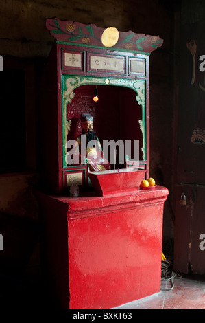 Culte avec statue et de l'encens, comment Wong Mui temple, Tai O village, Lantau Island, Hong Kong, Chine Banque D'Images