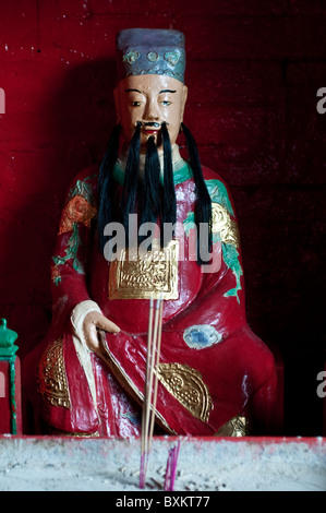 Statue et la combustion d'encens, comment Wong Mui temple, Tai O village, Lantau Island, Hong Kong, Chine Banque D'Images