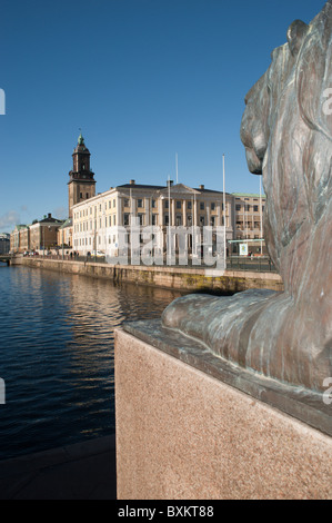 Göteborg, Suède. Une statue d'un lion de mer donne sur l'Hamnkanalen ou Stora Stora Hamn canal dans le centre-ville. Banque D'Images