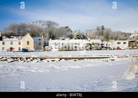 Quai rouge Bay Ile d'Anglesey au nord du Pays de Galles UK Décembre Vue sur l'ancien restaurant Boathouse sur un jour après l'hiver de neige inhabituelle Banque D'Images